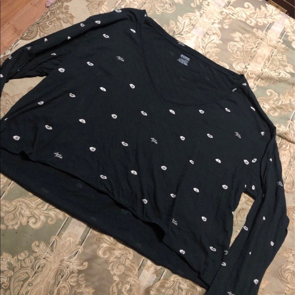 PINK Victoria's Secret Tops - PINK cropped long sleeve kiss shirt